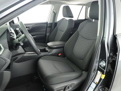 Used 2022 Toyota RAV4 XLE w/ Convenience Package image 7