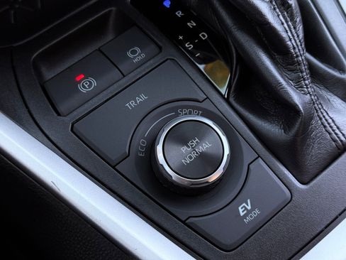 Used 2019 Toyota RAV4 LE w/ Carpet Mat Package image 33