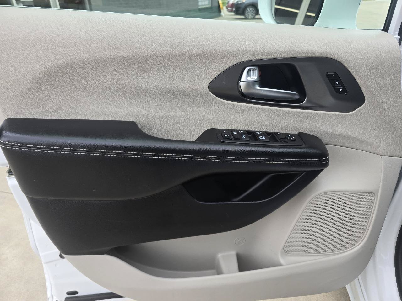 Used 2022 Chrysler Pacifica Touring-L FWD image 16