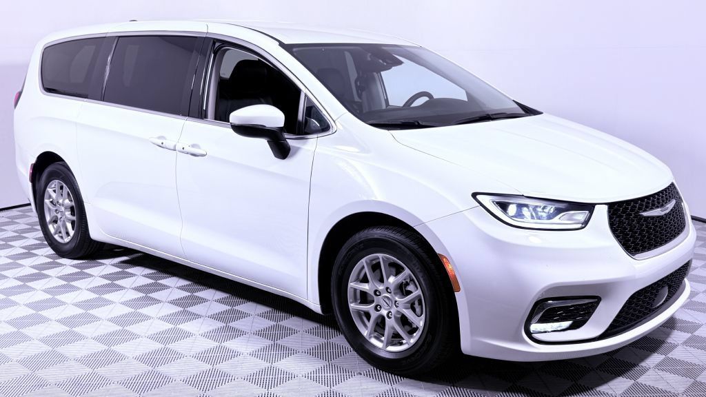 Used 2023 Chrysler Pacifica Touring-L FWD image 1