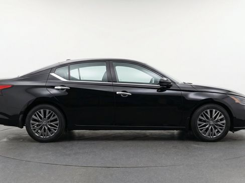 Used 2025 Nissan Altima 2.5 SV FWD image 11