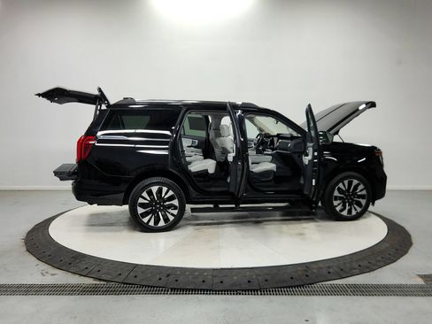 Used 2025 Ford Expedition Platinum w/ Driver's Package AWD/4WD image 17