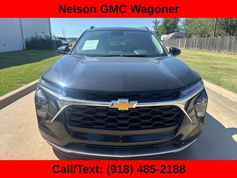 Used 2026 Chevrolet Trax LT w/ LT Convenience Package FWD image 2