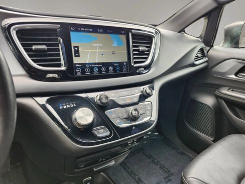 Used 2019 Chrysler Pacifica Touring-L Plus w/ S Appearance Package FWD image 17