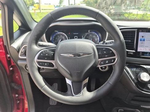 Used 2025 Chrysler Pacifica Select FWD image 22