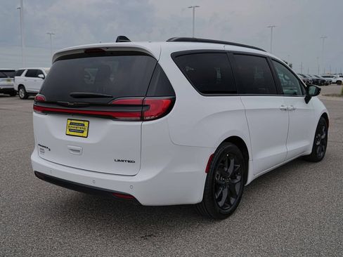 Used 2025 Chrysler Pacifica Limited FWD image 6