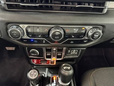 Used 2024 Jeep Wrangler Unlimited image 23