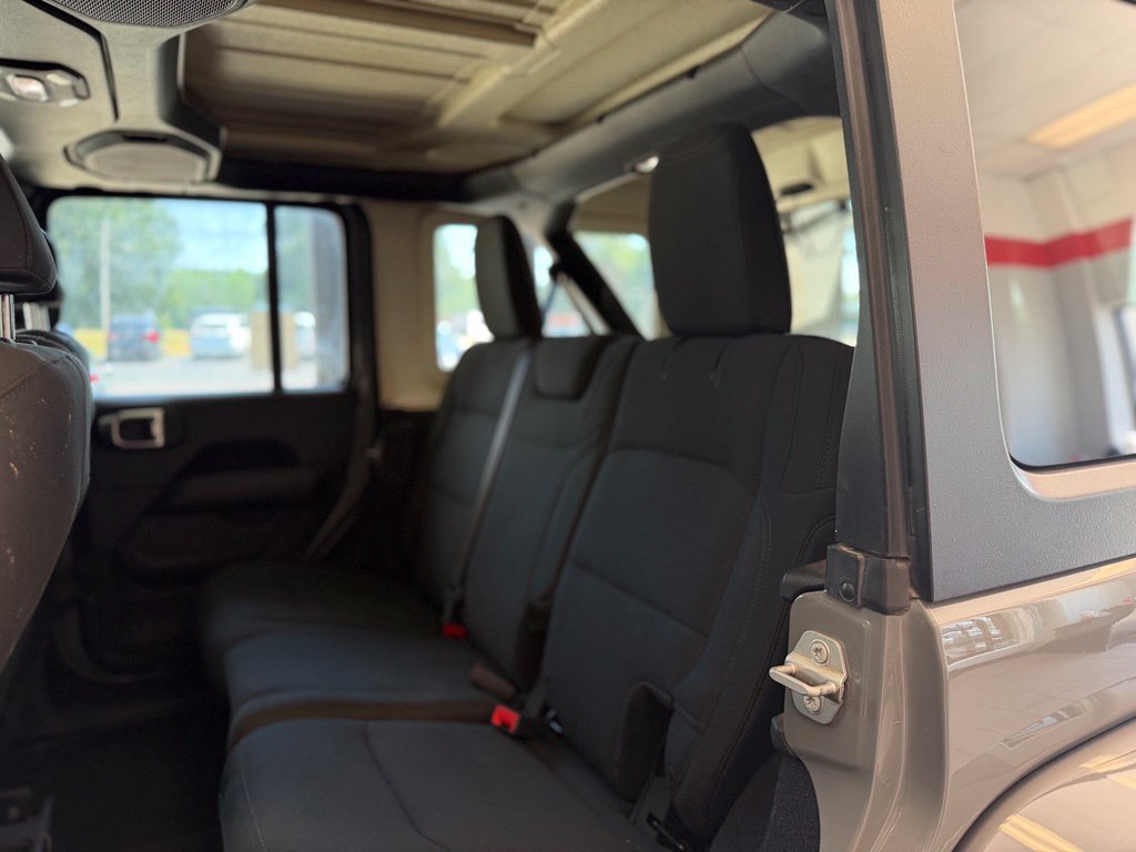 Used 2018 Jeep Wrangler Unlimited Sahara AWD/4WD image 9