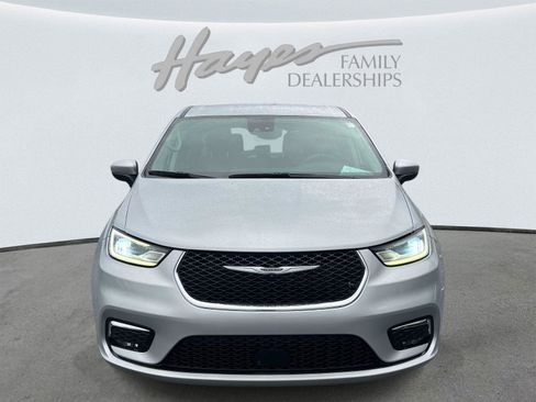 Used 2023 Chrysler Pacifica Touring-L FWD image 8