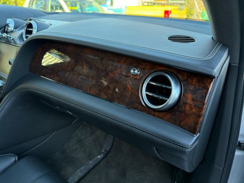 Used 2018 Bentley Bentayga image 15