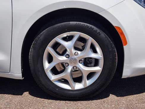 Used 2020 Chrysler Pacifica Limited FWD image 30