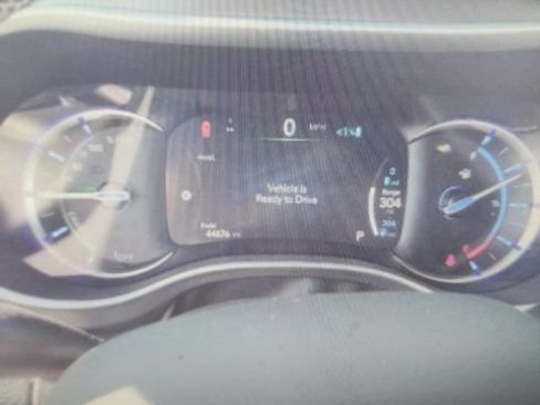 Used 2024 Chrysler Pacifica Limited FWD image 6