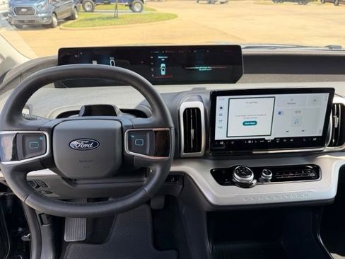 Used 2025 Ford Expedition Active RWD image 15