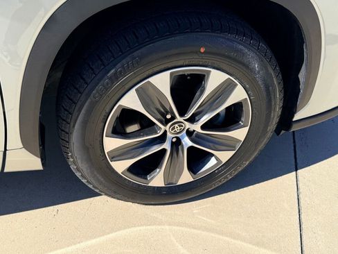 Used 2023 Toyota Highlander XLE image 15