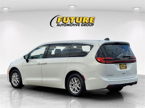 Used 2024 Chrysler Pacifica Touring-L image 7