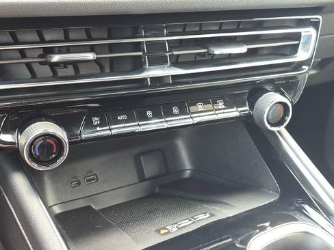 Used 2025 Chevrolet Traverse LT w/ LPO, Floor Liner Package FWD image 33