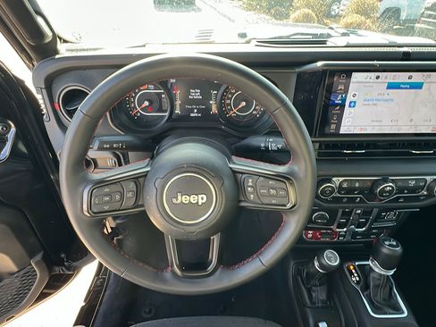 Used 2024 Jeep Wrangler Unlimited Rubicon w/ Convenience Group image 25