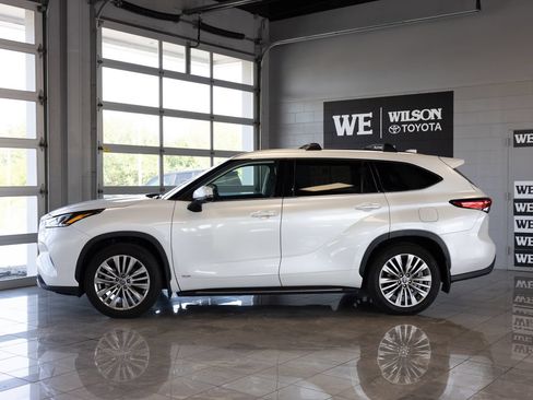 Used 2023 Toyota Highlander Platinum AWD/4WD image 1
