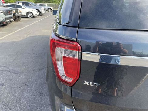 Used 2017 Ford Explorer XLT w/ Equipment Group 202A AWD/4WD image 18