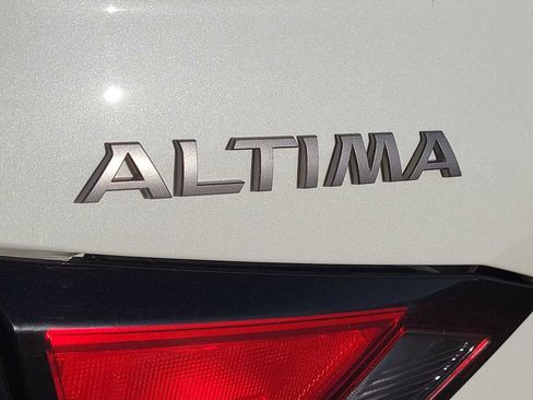 Used 2025 Nissan Altima 2.5 SV FWD image 11
