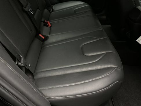Certified 2025 Hyundai Elantra Limited FWD image 17