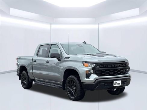 Used 2025 Chevrolet Silverado 1500 Custom Trail Boss w/ Dark Appearance Package AWD/4WD image 11