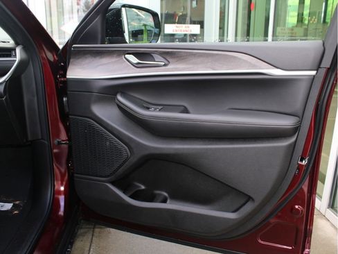 New 2025 Jeep Grand Cherokee Limited w/ Trailer Tow Package image 25