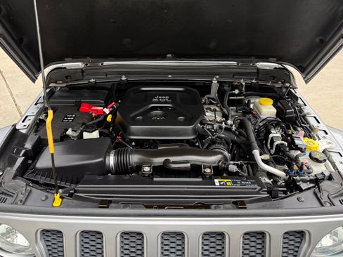 Used 2018 Jeep Wrangler Unlimited Sahara AWD/4WD image 16