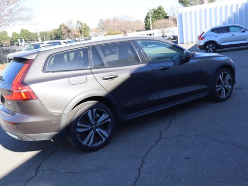 Used 2025 Volvo V60 B5 Cross Country Plus image 10