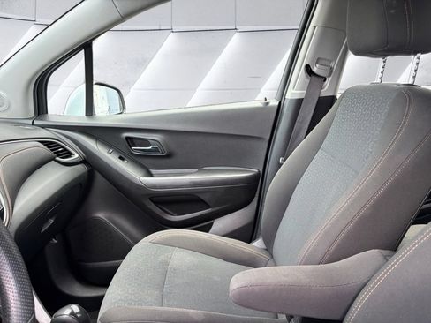 Used 2018 Chevrolet Trax LS AWD/4WD image 19