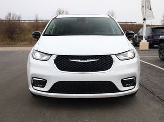 Used 2024 Chrysler Pacifica Touring-L video 2