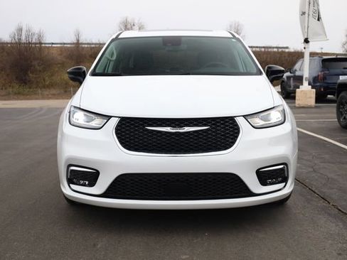 Used 2024 Chrysler Pacifica Touring-L image 2