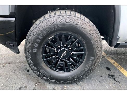 Used 2025 Chevrolet Silverado 2500 ZR2 w/ Technology Package image 10