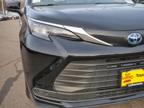 Certified 2024 Toyota Sienna LE image 19
