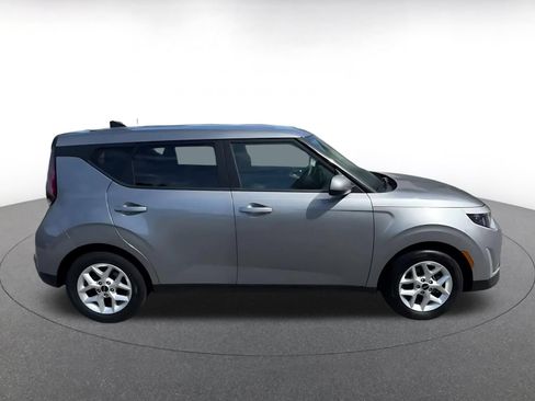 Used 2025 Kia Soul LX w/ LX Technology Package FWD image 16