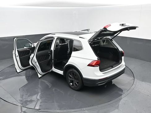 Used 2022 Volkswagen Tiguan SE w/ Panoramic Sunroof Package AWD/4WD image 28