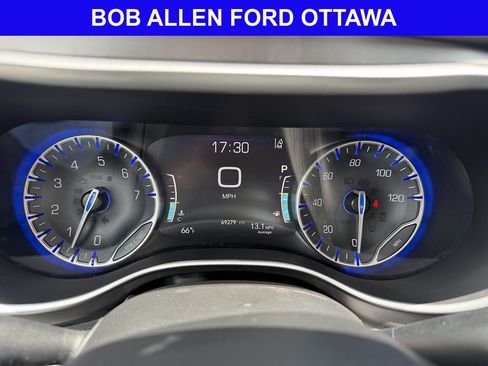 Used 2023 Chrysler Pacifica Touring-L FWD image 10