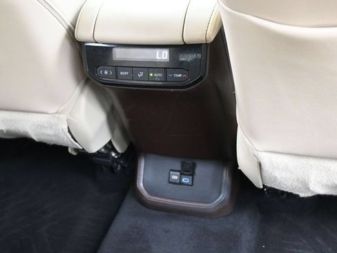 Used 2022 Toyota Highlander XLE FWD image 41