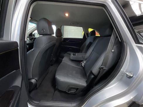 Used 2019 Kia Sorento L image 18