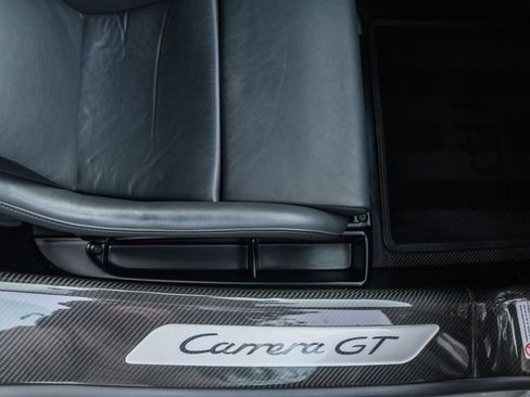 Used 2005 Porsche Carrera GT image 27