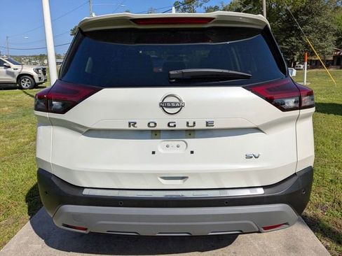 Used 2023 Nissan Rogue SV image 9