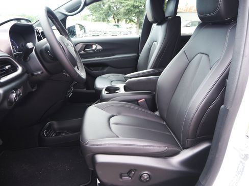 New 2025 Chrysler Pacifica Select w/ Uconnect Theater Family Group image 14