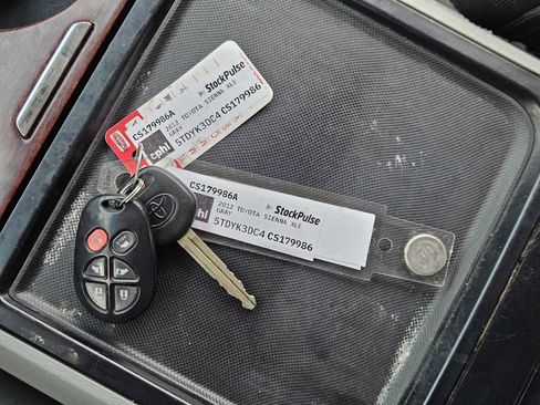 Used 2012 Toyota Sienna XLE image 32