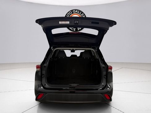 Used 2024 Toyota Highlander LE FWD image 29