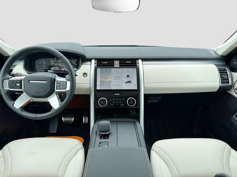Used 2025 Land Rover Discovery Dynamic SE AWD/4WD image 17