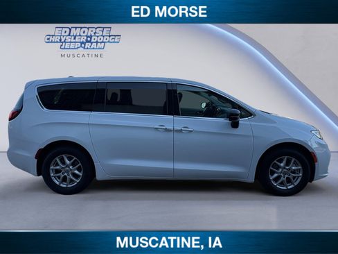 Used 2024 Chrysler Pacifica Touring-L FWD image 6
