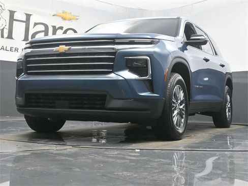 Used 2025 Chevrolet Traverse LT image 4