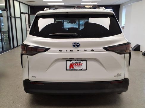 Certified 2023 Toyota Sienna XLE image 4