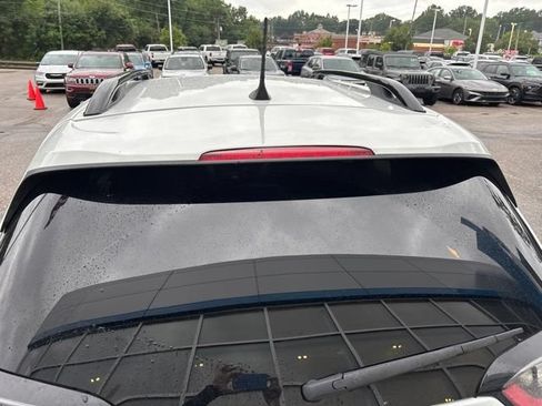 Used 2019 Jeep Cherokee Latitude Plus AWD/4WD image 3