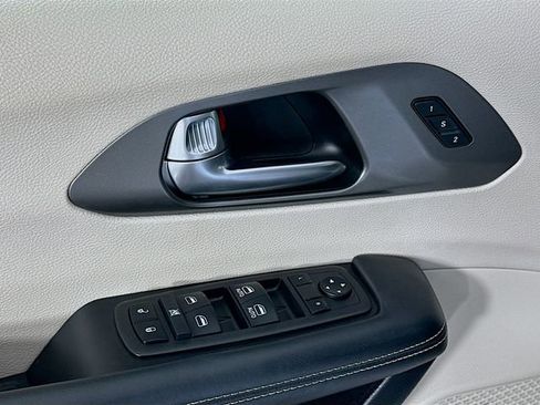 Used 2023 Chrysler Pacifica Touring-L FWD image 22